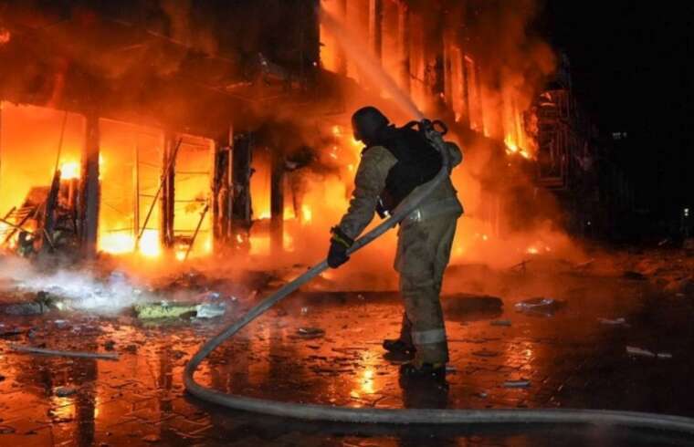 Масована атака дронами на передмістя Одеси: ДСНС опублікувала кадри масштабних пожеж