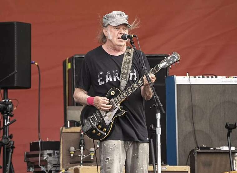 Музикант Ніл Янг скасував концерт в Україні через підвищений рівень небезпеки