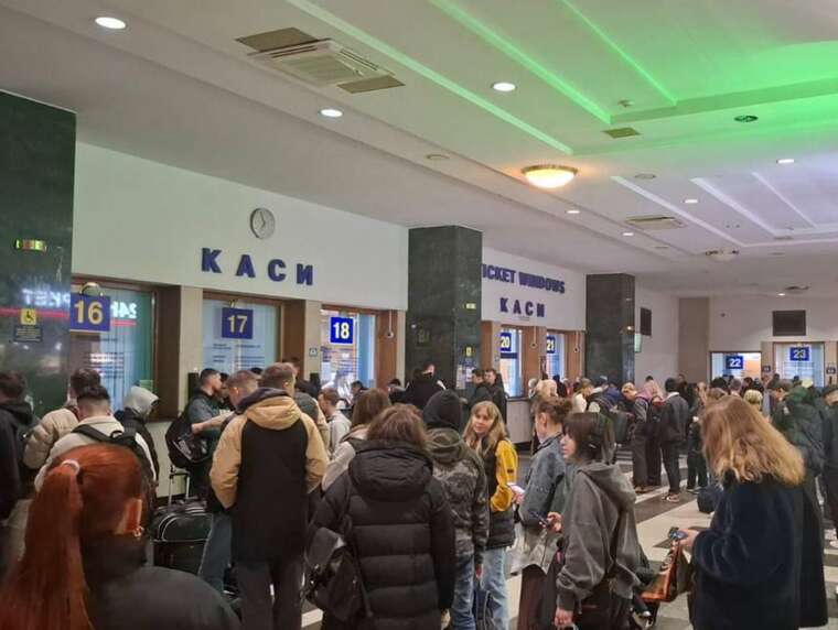 The online services of "Ukrzaliznytsia" are still not functioning after the disruption: station ticket offices are overloaded
