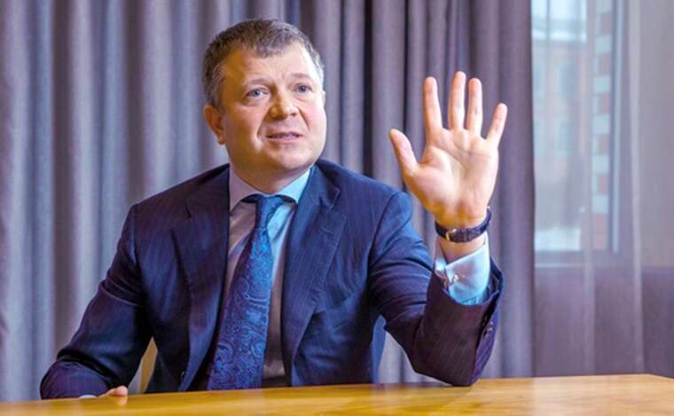 Компанія Жеваго продовжує видобувати українську руду, поки олігарх ховається за кордоном