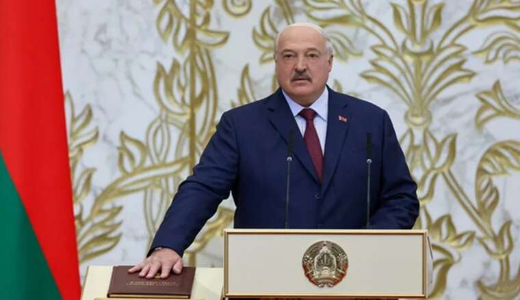 Лукашенко пришел на свою седьмую «инаугурацию» в пиджаке с пятнами