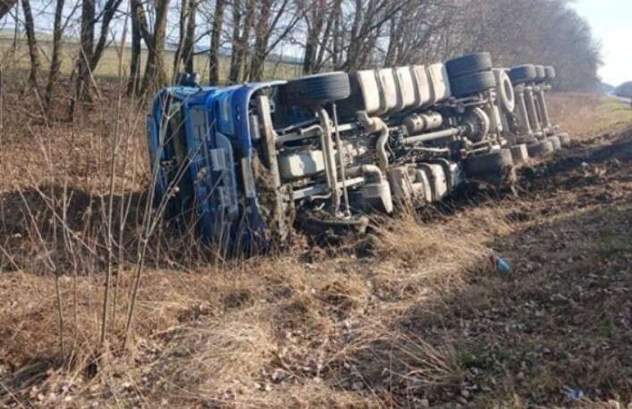 На Житомирщине перевернулся грузовик: пострадал водитель