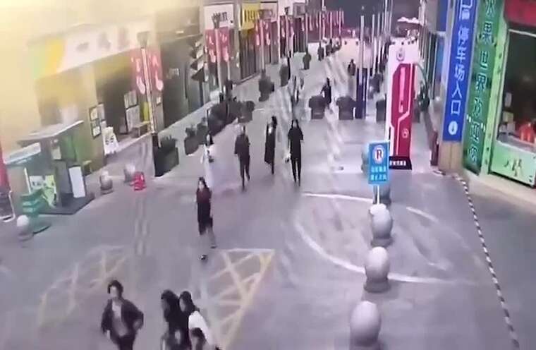 Землетрясение в Таиланде: Вода с крыши здания смыла толпу людей