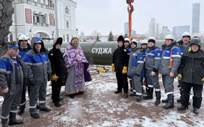 У Єкатеринбурзі біля храму встановили "суджанську трубу": утворилася черга з вірян РПЦ