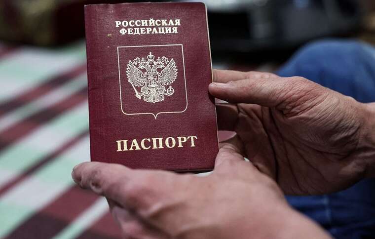 The occupiers threaten to block numbers for those who do not update their passport data