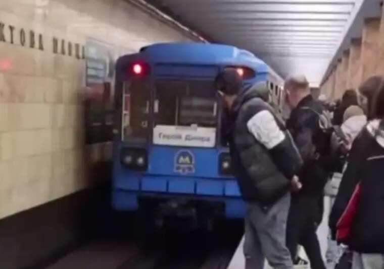 У Києві жінка потрапила під потяг на станції "Контрактова площа"