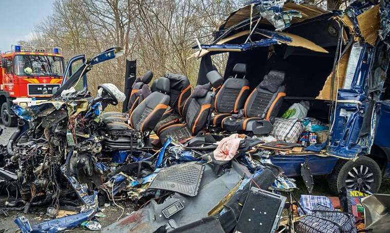 У Львівській області зіткнулися мікроавтобус і автовоз: загинули двоє людей