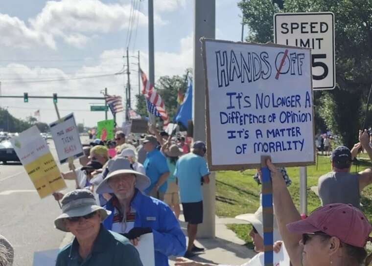 Протесты против Трампа и Илона Маска: "Руки прочь от Украины"