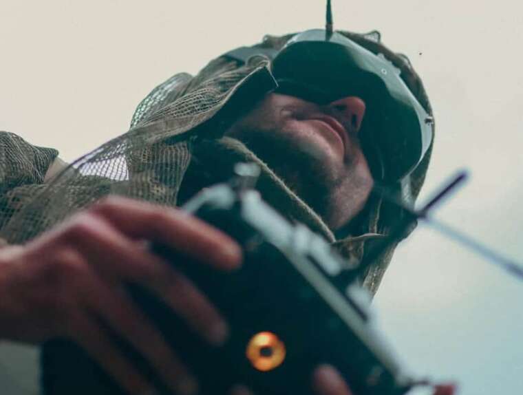 Украинские пограничники уничтожили российскую БМП с помощью FPV-дронов на фронте