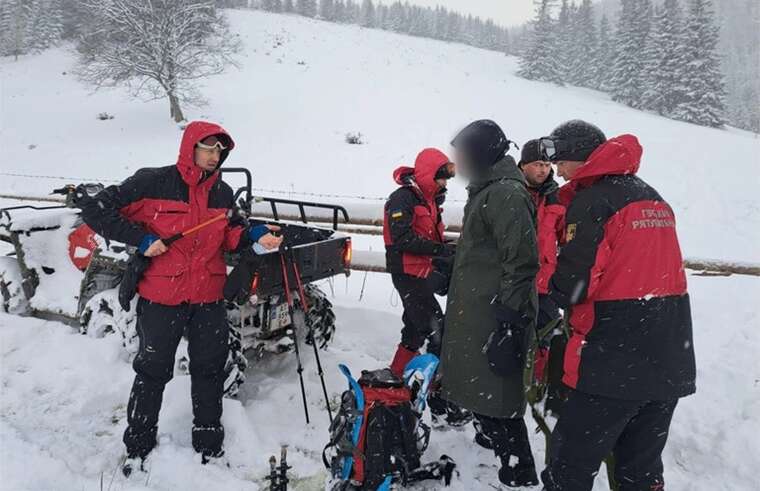 Рятувальники допомогли туристу, який заблукав на засніженому високогір’ї Карпат