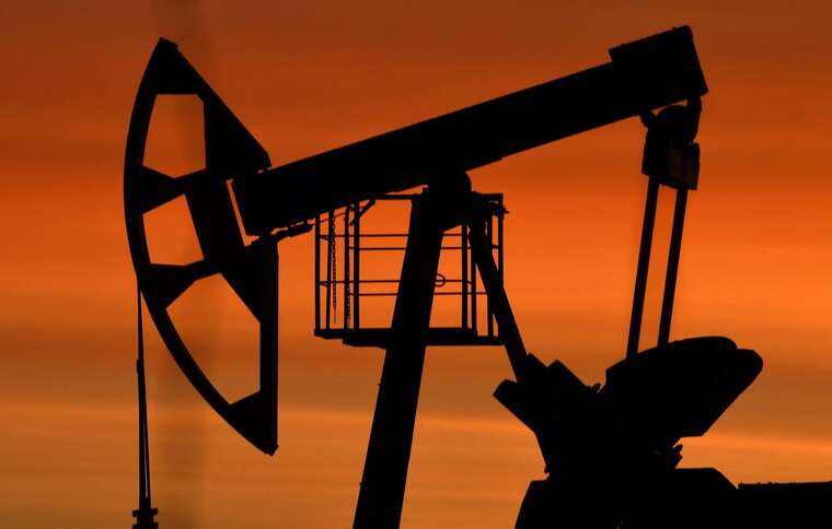 Світові ціни на нафту знижуються: в РФ падає видобуток