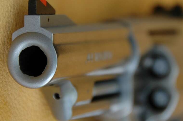 У Кривому Розі пасажир збирав зброю просто в тролейбусі