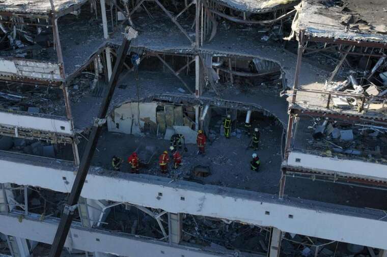 У Києві тривають роботи з розбору завалів після атаки РФ 6 квітня