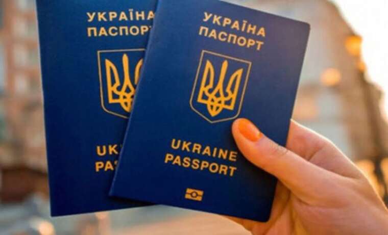 Українцям за кордоном можуть не видати паспорт