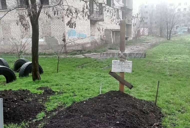 В Покровске начали появляться могилы гражданских между домами