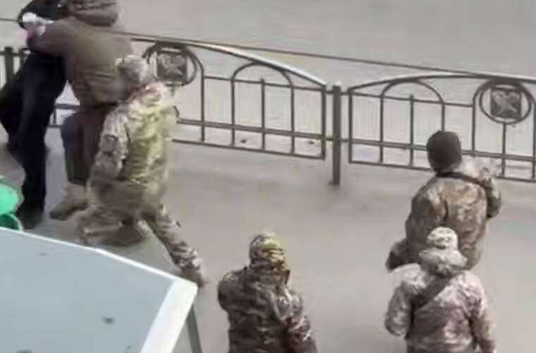 A tram passenger in Kharkiv tried to hide from the TRC: he ran away and tried to catch a ride