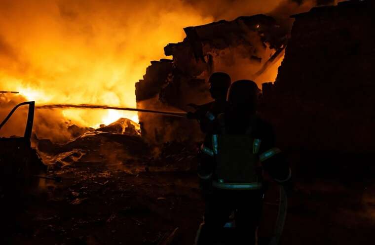 В результате ночной атаки врага на Киев пострадали трое людей