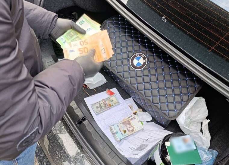 У Дніпрі затримали чоловіка, який продавав автівки, призначені для ЗСУ