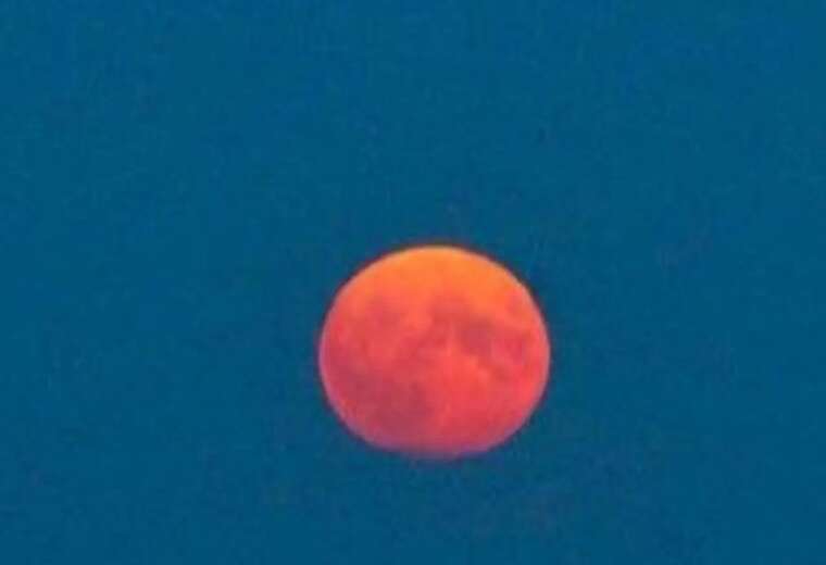 Над Україною спостерігається унікальне явище “Рожевий Місяць”