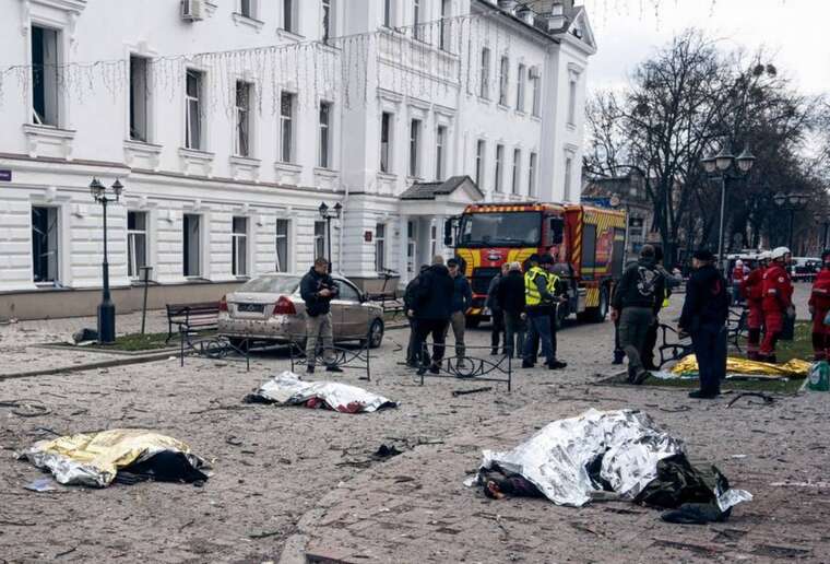 У Сумах десятки людей загинули після повторного удару балістичною ракетою