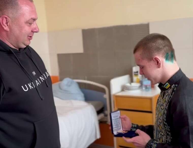 13-летнего героя из Сум наградили за спасение людей из горящего автобуса