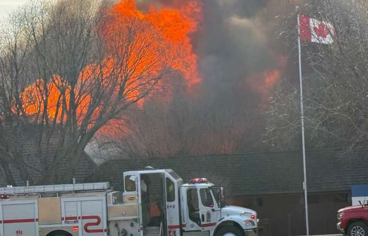 У Канаді масштабна пожежа охопила Село української культурної спадщини біля Едмонтона