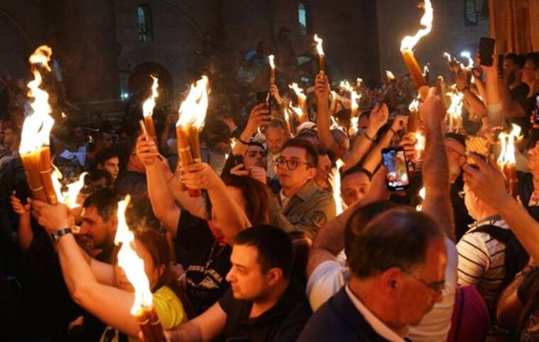 У храмі Гробу Господнього зійшов Благодатний вогонь