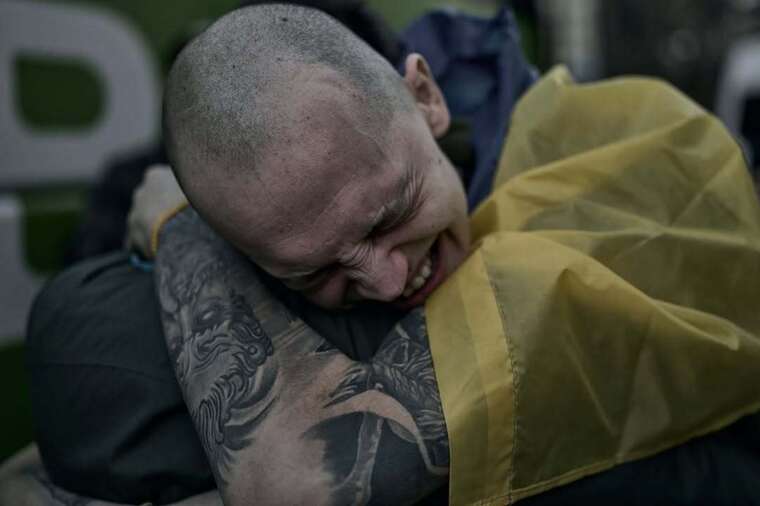 Ярмак зустрівся із військовополоненим: Звільнений воїн розплакався, побачивши свого кумира