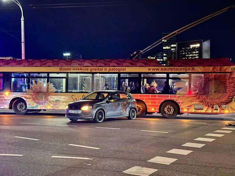 У Вільнюсі автомобіль посольства Азербайджану врізався у VW Golf: винуватці були п’яні