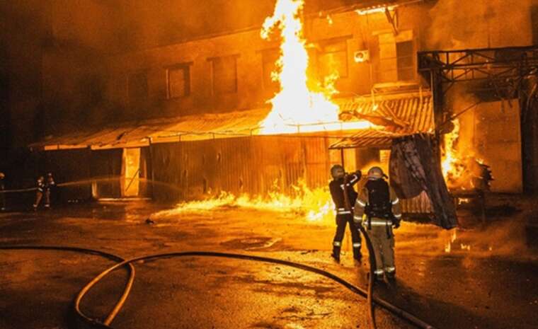 Атака "шахедів": у Харкові гасять сильні пожежі і розбирають завали