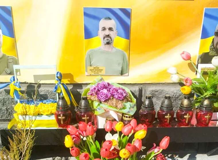 Подарував дівчині: На Рівненщині хлопець вкрав квіти зі стели загиблих Героїв