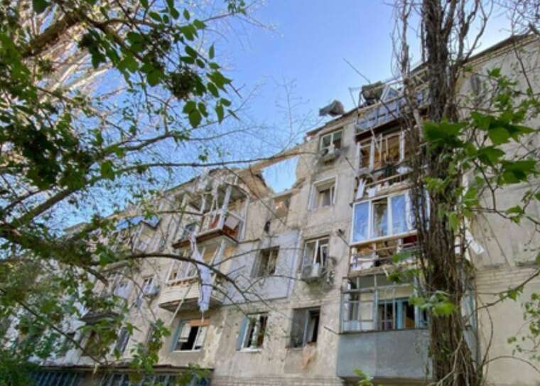 Russian military carried out an airstrike on Kherson: two multi-story buildings were damaged, there are injured