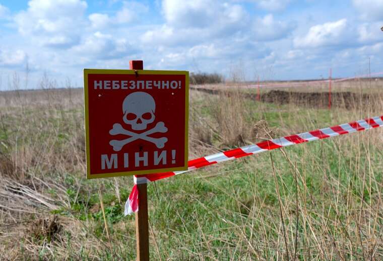 В Ізюмському районі на вибуховому пристрої підірвався автомобіль, троє осіб зазнали поранень