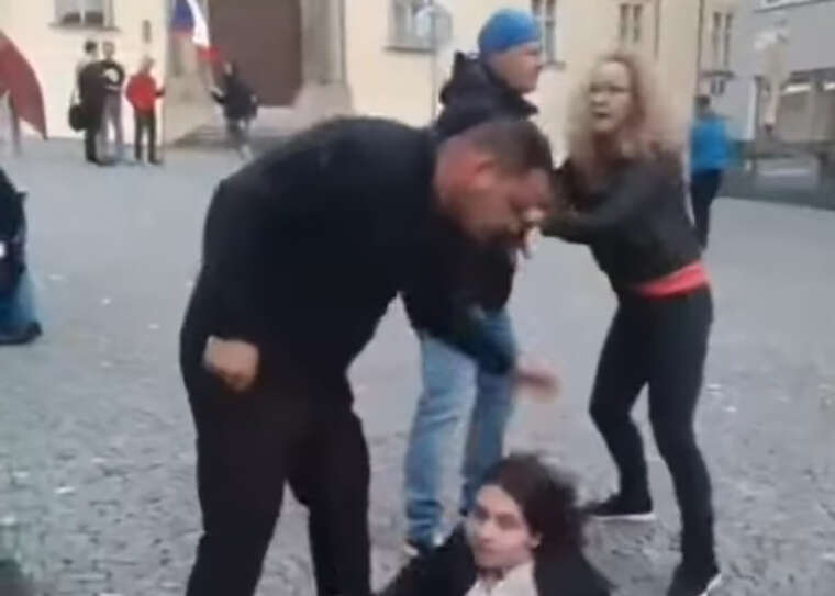У Чехії на мітингу популістів напали на юнака з українським прапором
