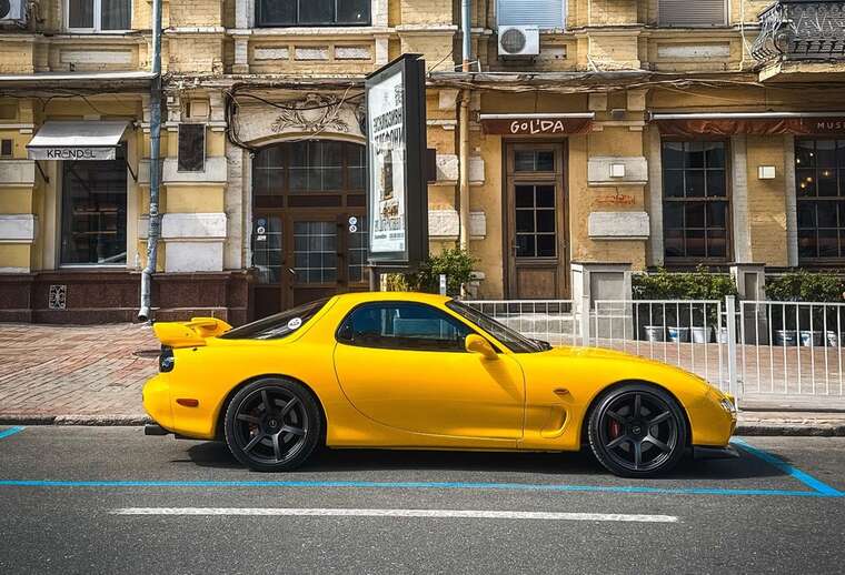 У столиці помітили раритетний японський спорткар 1997 року