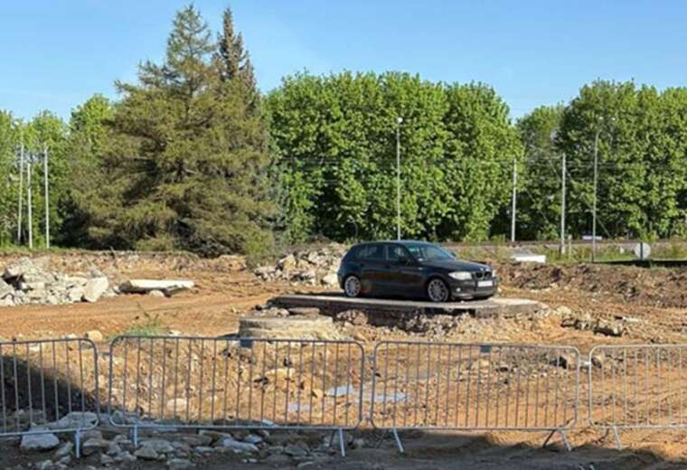 У Лодзі будівництво "обійшло" покинуте BMW: авто стоїть на острові асфальту серед майданчика