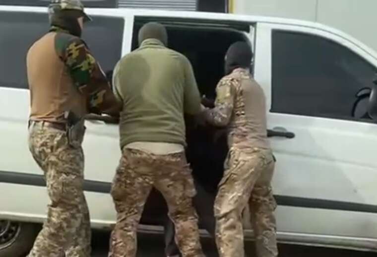 Силова мобілізація в Сарнах: на відео військком б’є цивільного по обличчю