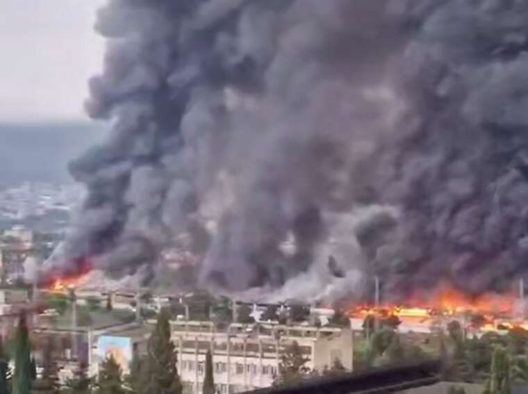 У Тбілісі горить відомий ринок у центрі міста