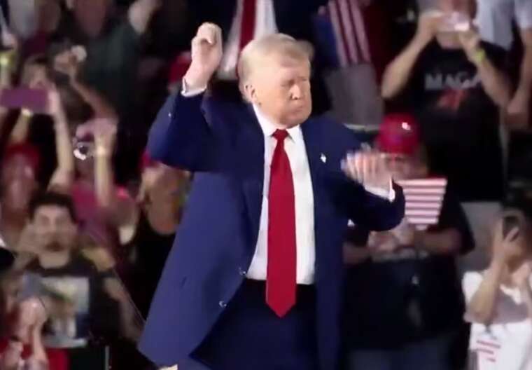 Трамп виконав свій "фірмовий" танець на мітингу з нагоди 100 днів президентства