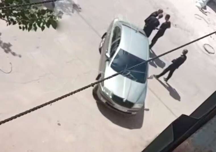 Невідомі у Кривому Розі намагалися затримати чоловіка, билися з ним і його супутницею