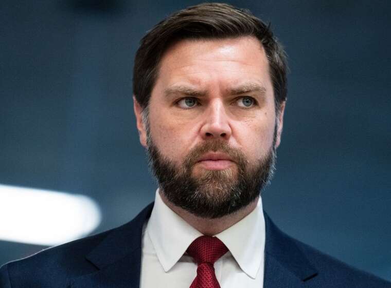 Венс висловив підтримку Трампу, який зобразив себе в образі Папи Римського