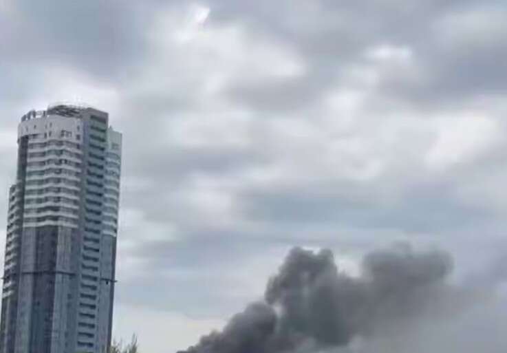 Пожежа в київському Гідропарку: вогонь охопив склади та гаражі, постраждалих немає - ДСНС