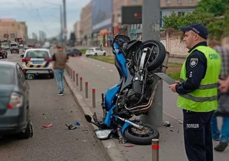 У Києві на проспекті Бандери мотоцикліст зіткнувся з електроопорою