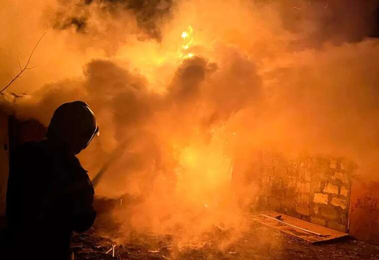 У Дніпрі на лівому березі спалахнула велика пожежа: горить покинута будівля