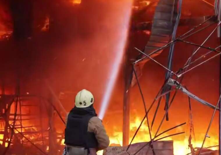 У Харкові внаслідок атаки РФ палає найбільший ринок Європи - "Барабашово"