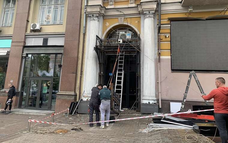 С дома, где живет Кличко, демонтировали вывеску скандального стрип-клуба