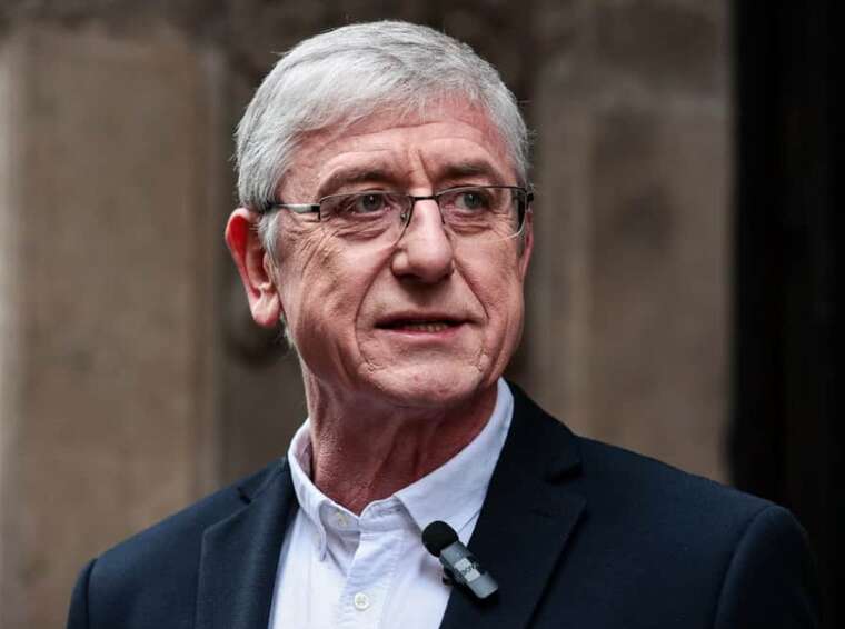 Многолетний основной оппонент Орбана разводится с женой и уходит из политики