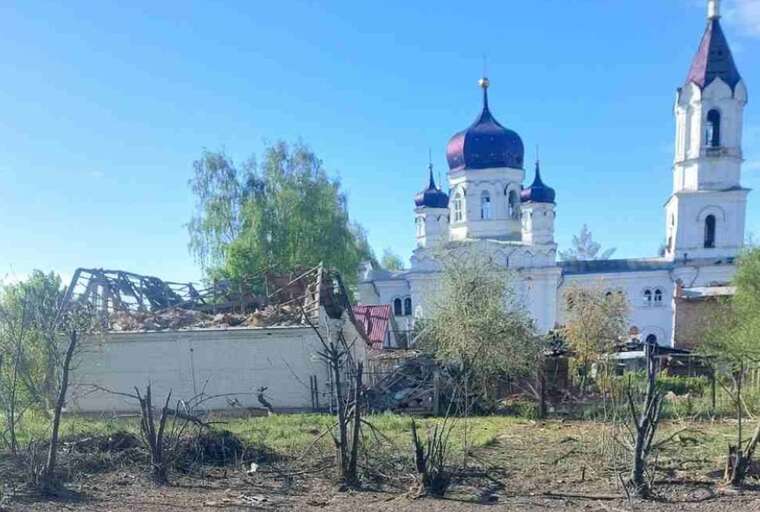 В Белополье в результате обстрела повреждена Петропавловская церковь