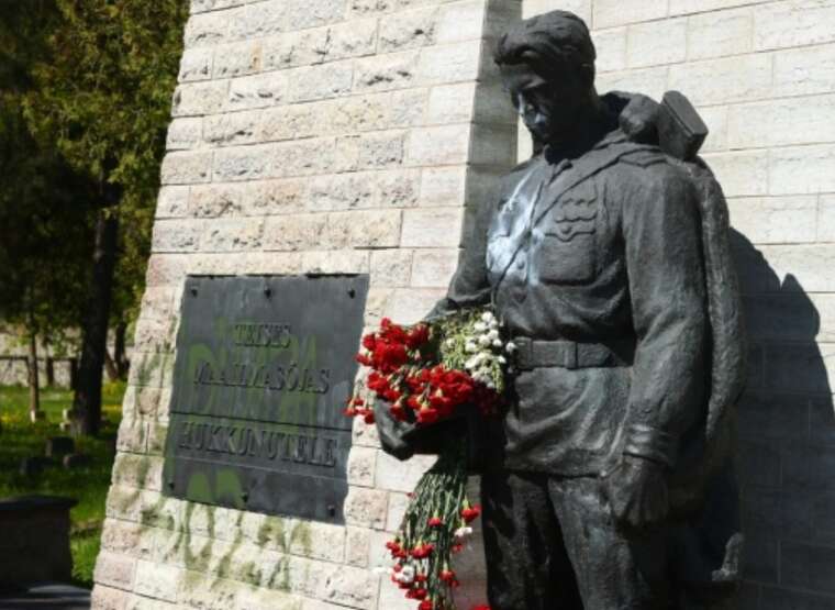 В Естонії розмалювали фарбою радянський монумент «Бронзовий солдат»