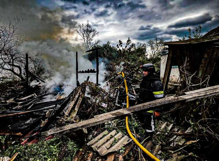 Россияне нанесли авиаудар по Харьковской области: повреждены жилые дома, возник масштабный пожар